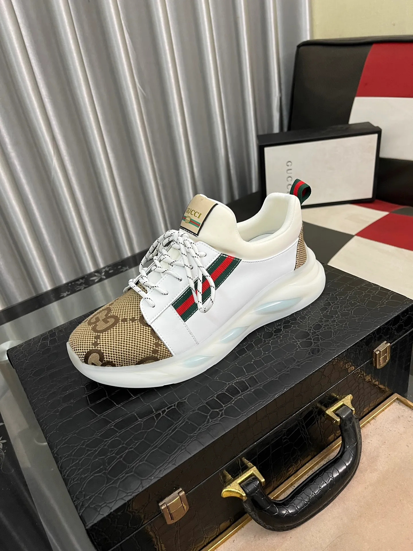 Men's shoes 💰440⌚️⌚️[GUCCI] The latest trendy men's casual shoes, the fabric is made of embossed cowhide imported from Italy, comfortable sheepskin lining + feet, the original outsole is wear-resistant and non-slip, high-level version, size: 38-442️⃣Colors available